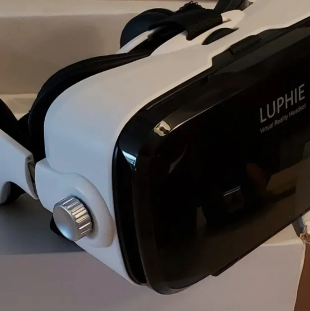 Luphie Virtual Reality 3D VR headset, glasses, new open box. Complete